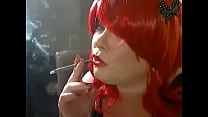 La padrona britannica paffuta fuma una sigaretta da 120 per te