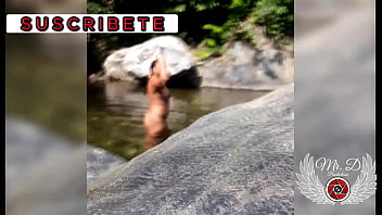 Masturbation en extérieur dans la rivière publique, mon frère m'enregistre, spécial pour les voyeurs