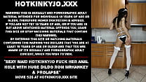 La sexy cameriera Hotkinkyjo si scopa il buco anale con un enorme dildo da MrHankey e prolasso