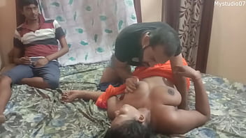 भारतीय नपुंसक पति उसे गर्भवती बनाने के लिए अपनी पत्नी को साझा!