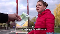 Öffentliche Abholung für diese blonde Euroschlampe wird für Bargeld gefickt