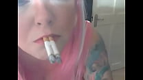 La bella BBW Tina Snua fuma 2 sigarette contemporaneamente - Fumo Fetish