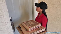 Deux jeunes gars excités ont commandé une pizza et ont baisé cette livreuse asiatique sexy.