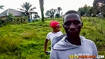 Couple d'jeunes gars amateurs africains ayant une baise rapide et dure