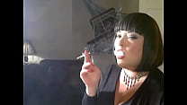La padrona britannica BBW Tina Snua Chain fuma 3 sigarette Karelia Slim