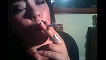 La padrona paffuta Tina Snua fuma una sigaretta senza filtro