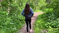 Caminando por el bosque conocí a una chica y decidí follarla en el bosque