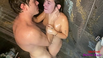El sexo en la ducha más caliente con una ninfómana
