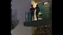 Ragazzi sorpresi a scopare sul balcone