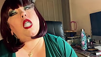 Fat UK Domme Tina Snua Chain raucht 2 Korkzigaretten, während sie mit ihren Titten spielt - OMI, Nase & Kegel atmet aus, treibend