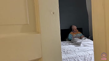 Мой извращенец сосед по комнате шпионит за мной и снимает на видео, как я мастурбирую!