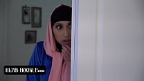 Curiosa belleza musulmana de culo perfecto con hijab obtiene su coño apretado golpeado por un instructor cachondo