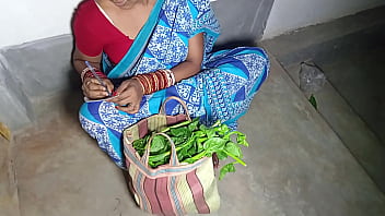 A rapariga da aldeia a rir-se do tio da cidade a vender vegetais