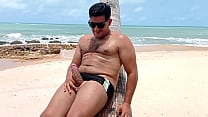 Юрий Гаучо мастурбирует на пляже Кокейриньо ПБ с купальщицами на пляже
