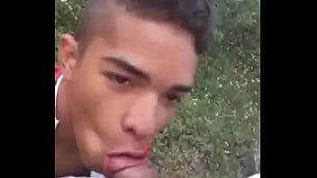 Jeune homme prenant du sperme dans sa bouche