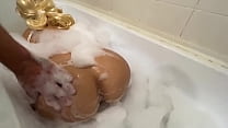 le beau fils est alle au bain de et a aide a se laver anal et pipe