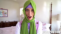Nena hijab Izzy Lush rompiendo las reglas