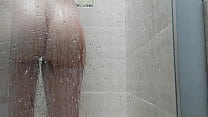 принимать душ