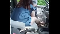 Dogging femme suce la bite d'un autre homme dans la voiture