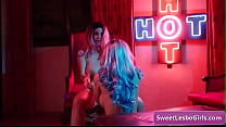 Incríveis garotas lésbicas peituda Alexis Fawx, Angela White beijando carinhosamente e lambendo bucetas com luzes de néon acesas