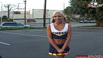Zierliches blondes Cheerleader Teen abgeschleppt für Sex im Auto