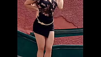 Lucecita Ceballos - Minirock und Beine tragen