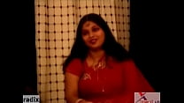 mollige fette indische Tante im roten Sari