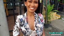 Nena anal tailandesa Noki ofrece cuerpo entero a turista blanca colgada