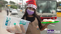 Am Vorabend von Weihnachten bekommt das Latina-Straßenmädchen ihr Stück Fleisch