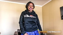 Chica universitaria africana en busca de un trabajo para pagar los estudios