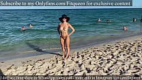 amateur fitqueen causa un círculo de hombres en público playa nudista
