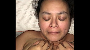 Linda esposa asiática implorando por esperma em todo seu rosto bonito
