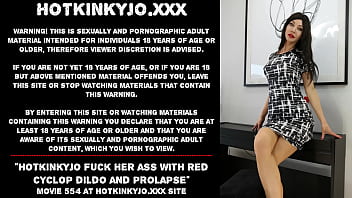 Hotkinkyjo трахает ее задницу красным циклопическим дилдо и пролапсом