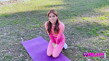 Chubby fan manages to fuck and fill the pussy with milk of a Peruvian actress he found doing exercises in the park