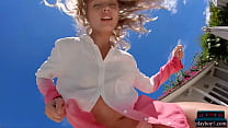 Die sexy russische Blondine Clarise zieht sich in einem Pool für den Playboy nackt aus