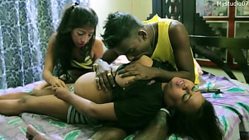 Namorado indiano transou com a namorada na frente da cunhada! Hindi sexo trio quente!