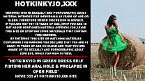 Hotkinkyjo в зеленом платье самостоятельно фистит свою анальную дырку и пролапс в открытом поле