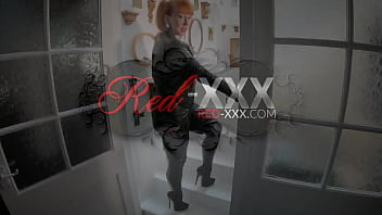 MILF espiègle Red XXX taquine dans ses bottes en cuir