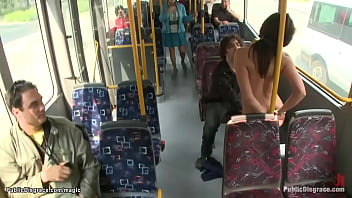 Euro menotté baisé dans un bus public