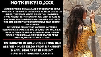 Hotkinkyjo в золотом платье трахает ее задницу огромным дилдо от mrhankey и анальный пролапс на публике