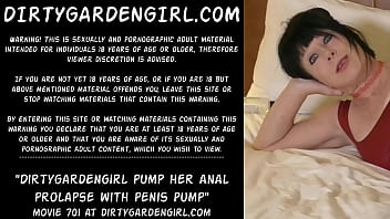 Dirtygardengirl pompe son prolapsus anal avec une pompe à pénis