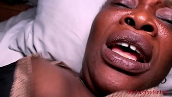 48-летней милфе анально уничтожают ее очко, а ее киску растягивают от первого лица