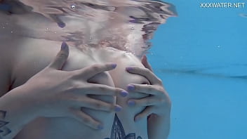 Süßer blonder finnischer Pornostar Mimi Cica unter Wasser