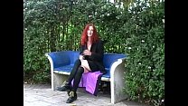 赤毛アマチュア英国ベイブモニカロンドンで公共の場で点滅して自慰行為