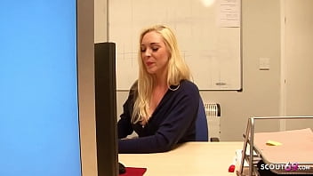 Geile Büroschlampe Victoria von Kollegen im Büro schnell gefickt
