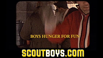 ScoutBoys - Hung Scoutmaster assistiu enquanto ele empinava o scout quente na madeira