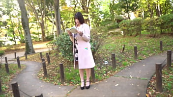 Nana Okamoto en su primer video para adultos con un extraño en Tokio chupando una polla, follando con los dedos, desnudándose y manoseada y besada profundamente.