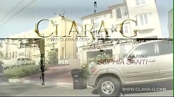 Sophia Santi Clara G - Sophia ist wunderschön, Teaser#1 Free Ones-Szene mit ein bisschen Neckerei im Freien mit einem Aston Martin, tolles Licht - toller Lesbensex