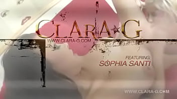 Sophia Santi Clara G - Sophia é linda, cena Teaser#3 Free Ones com um pouco de provocação ao ar livre com um Aston Martin, ótima luz - ótimo sexo lésbico