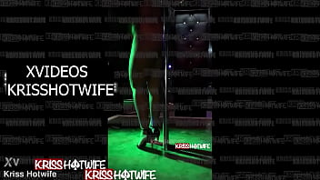 Kriss Hotwife полностью обнаженная хвастается в ночном клубе
